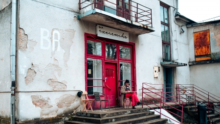 Wejście do Baru Czeremcha w Jaśliskach podczas planu zdjęciowego filmu "Wróbel" reż. Marcin Janos-Krawczyk, fot. Michał Woźny © Podkarpacka Komisja Filmowa