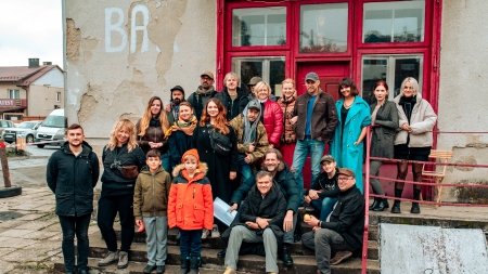 Grupa ludzi przed Barem Czeremcha w Jaśliskach