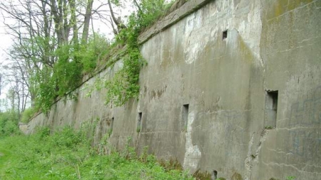 Fort XIII San Rideau, fosa i mur, fot. Goku122_CC BY-SA 4.0 via Wikimedia Commons