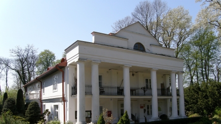 Arboretum w Bolestraszycach - dwór Piotra Michałowskiego, fot. Wojciech Muła, CC BY-SA 4.0 via Wikimedia Commons