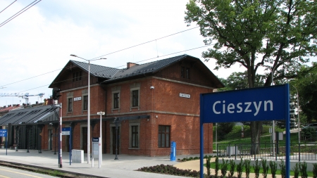 Dworzec autobusowo-kolejowy w Cieszynie, fot. Abraham, CC BY-SA 4.0, Wikimedia Commons