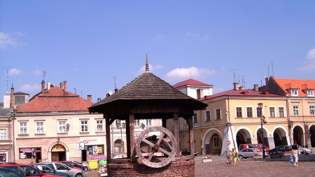 Jarosław, kamienica Rydzykowej po prawej stronie studni, fot. Mcdrwal, CC BY 3.0, via Wikimedia Commons