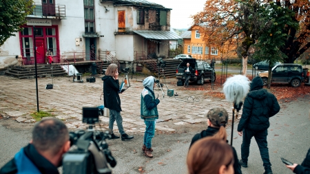 Przed barem Czeremcha na planie filmu "Wróbel"