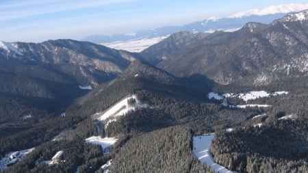 Letecký pohľad na lyžiarske stredisko Jasná, vľavo zjazdovka Koliesko–Biela púť, vpravo Luková–Záhradky, vass_istvan, CC BY-SA 2.0, Wikimedia Commons
