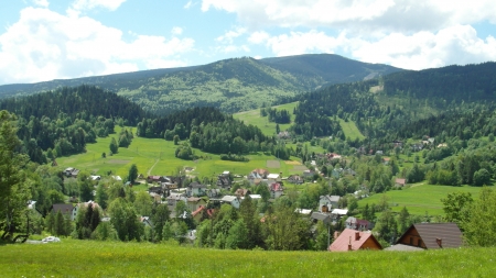 Korbielów, widok z ulicy Widokowej, w tle góra Pilsko, Korbielow net, CC BY-SA 3.0, Wikimedia Commons