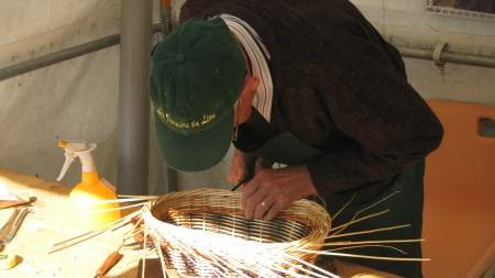 Vannier confectionnant un panier, Thesupermat, CC BY-SA 3.0