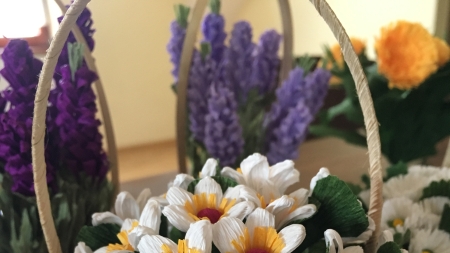 Kompozycje kwiatów z bibuły wykonanych metodą zwijania i rolowania, fot. Paulina Daczkowska, ARR S.A.