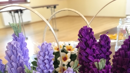 Kompozycje kwiatów z bibuły wykonanych metodą zwijania i rolowania, fot. Paulina Daczkowska, ARR S.A.