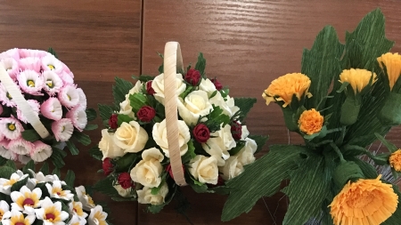 Kompozycje kwiatów z bibuły wykonanych metodą zwijania i rolowania, fot. Paulina Daczkowska, ARR S.A.