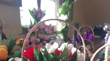 Kompozycje kwiatów z bibuły wykonanych metodą zwijania i rolowania, fot. Paulina Daczkowska, ARR S.A.