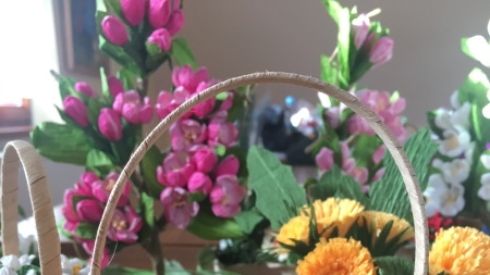 Kompozycje kwiatów z bibuły wykonanych metodą zwijania i rolowania, fot. Paulina Daczkowska, ARR S.A.