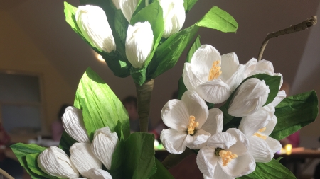 Kompozycje kwiatów z bibuły wykonanych metodą zwijania i rolowania, fot. Paulina Daczkowska, ARR S.A.