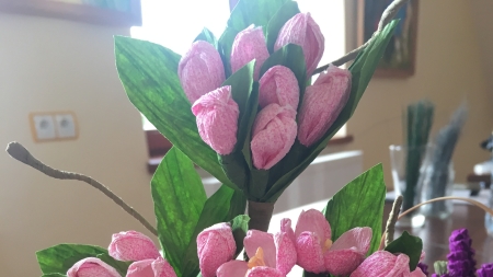 Kompozycje kwiatów z bibuły wykonanych metodą zwijania i rolowania, fot. Paulina Daczkowska, ARR S.A.