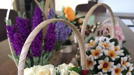 Kompozycje kwiatów z bibuły wykonanych metodą zwijania i rolowania, fot. Paulina Daczkowska, ARR S.A.