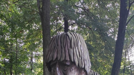 Drewniane rzeźby w Parku Juliana Fałata w Bystrej fot. Paulina Daczkowska, ARR S.A.