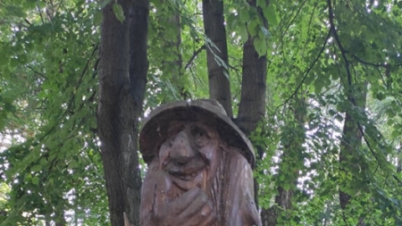 Drewniane rzeźby w Parku Juliana Fałata w Bystrej fot. Paulina Daczkowska, ARR S.A.