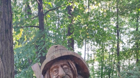 Drewniane rzeźby w Parku Juliana Fałata w Bystrej fot. Paulina Daczkowska, ARR S.A.