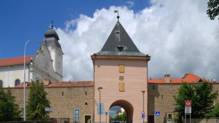 Brama koszycka w Lewoczy, fot. Henryk Bielamowicz, CC BY-SA 4.0, via Wikimedia Commons