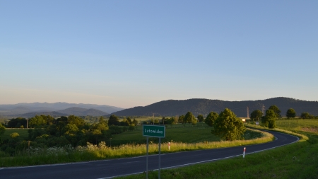 Droga wojewódzka biegnąca przez Lutowiska, fot. Grishchenko M. & Metselaar J., CC BY-SA 4.0, Wikimedia Commons