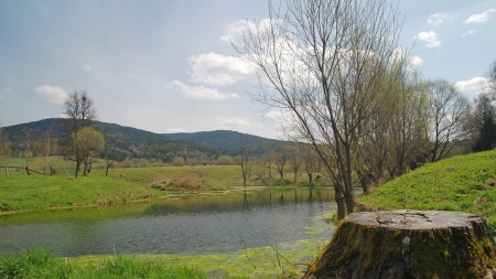 Michniowiec - staw obok cerkwi, fot. Henryk Bielamowicz, CC BY-SA 4.0, Wikimedia Commons