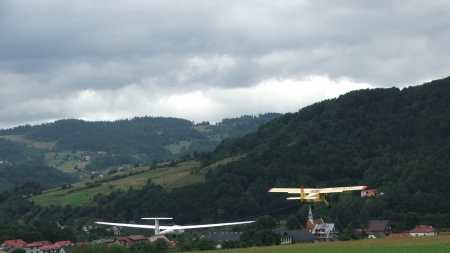Start szybowca na Lotnisku w Międzybrodziu Żywieckim, WitekTHC, domena publiczna, Wikimedia Commons