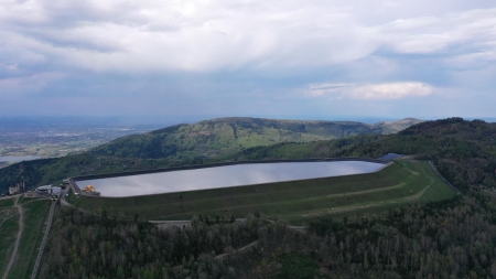 Szczyt góry Żar, Multi Passionate Guy, CC BY-SA 4.0, Wikimedia Commons