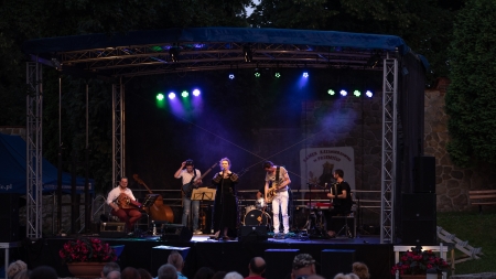 Zespół Tołhaje podczas imprezy Otwarcia Podkarpackiego Szlaku Filmowego w Przemyślu, lipiec 2021, fot. Michał Woźny © Podkarpacka Komisja Filmowa