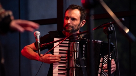 Zespół Tołhaje podczas imprezy Otwarcia Podkarpackiego Szlaku Filmowego w Przemyślu, lipiec 2021, fot. Michał Woźny © Podkarpacka Komisja Filmowa