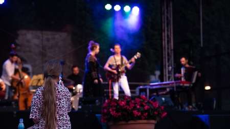 Zespół Tołhaje podczas imprezy Otwarcia Podkarpackiego Szlaku Filmowego w Przemyślu, lipiec 2021, fot. Michał Woźny © Podkarpacka Komisja Filmowa