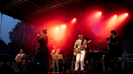 Zespół Tołhaje podczas imprezy Otwarcia Podkarpackiego Szlaku Filmowego w Przemyślu, lipiec 2021, fot. Michał Woźny © Podkarpacka Komisja Filmowa