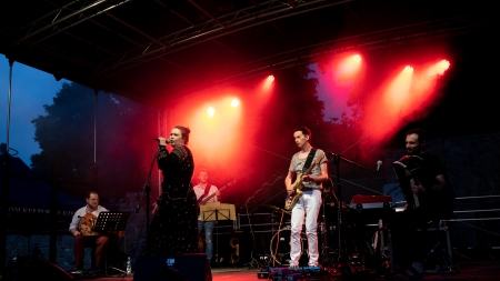 Zespół Tołhaje podczas imprezy Otwarcia Podkarpackiego Szlaku Filmowego w Przemyślu, lipiec 2021, fot. Michał Woźny © Podkarpacka Komisja Filmowa