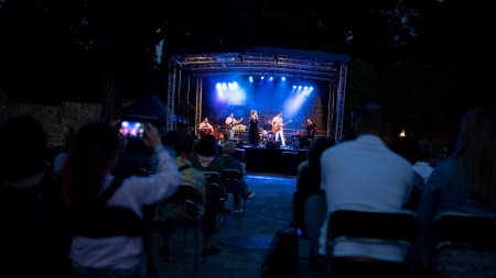 Zespół Tołhaje podczas imprezy Otwarcia Podkarpackiego Szlaku Filmowego w Przemyślu, lipiec 2021, fot. Michał Woźny © Podkarpacka Komisja Filmowa