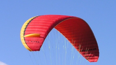 Let na padákovom klzáku, FredB, CC BY-SA 3.0