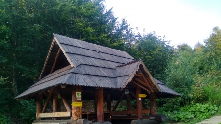 Wiata przy Przełęczy Bukowskiej, fot. Łukasz Grzejszczak, CC BY-SA 4.0, Wikimedia Commons