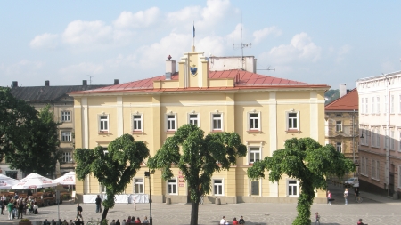 Przemyśl - budynek ratusza i fontanna na rynku, fot. Samsong, CC BY-SA 3.0, Wikimedia Commons