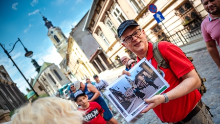 Przemyśl, ulica Katedralna, wycieczka z przewodnikiem PTTK podczas otwarcia Podkarpackiego Szlaku Filmowego, fot. Michał Woźny, Podkarpackie Film Commission