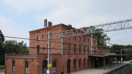 Stacja kolejowa w Pszczynie fot. Travelarz | CC BY-SA 3.0 PL via Wikimedia Commons