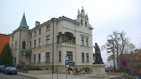 Sanok - biblioteka publiczna, fot. Lodown, CC BY-SA 3.0, Wikimedia Commons