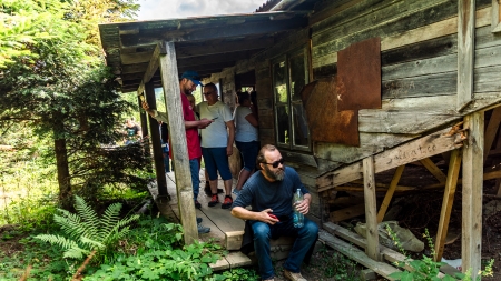 Uczestnicy Otwarcia Podkaprackiego Szlaku Filmowego w Bieszczadach przed Chatą Rebrowa, lipiec 2022 fot. Michał Woźny, Podkarpacka Komisja Filmowa