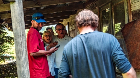 Uczestnicy Otwarcia Podkaprackiego Szlaku Filmowego w Bieszczadach przed Chatą Rebrowa, lipiec 2022 fot. Michał Woźny, Podkarpacka Komisja Filmowa
