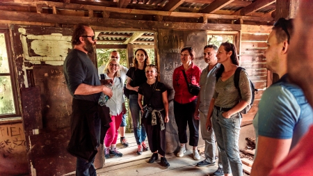 Rebrow w chacie podczas spotkania z uczestnikami Otwarcia Podkaprackiego Szlaku Filmowego w Bieszczadach, lipiec 2022 fot. Michał Woźny, Podkarpacka Komisja Filmowa