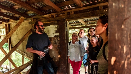 Rebrow w chacie podczas spotkania z uczestnikami Otwarcia Podkaprackiego Szlaku Filmowego w Bieszczadach, lipiec 2022 fot. Michał Woźny, Podkarpacka Komisja Filmowa