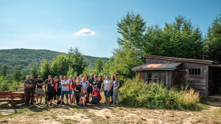 Uczestnicy Otwarcia Podkaprackiego Szlaku Filmowego w Bieszczadach przed Chatą Rebrowa, lipiec 2022 fot. Michał Woźny, Podkarpacka Komisja Filmowa