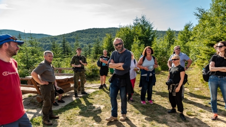 Uczestnicy Otwarcia Podkaprackiego Szlaku Filmowego w Bieszczadach przed Chatą Rebrowa, lipiec 2022 fot. Michał Woźny, Podkarpacka Komisja Filmowa
