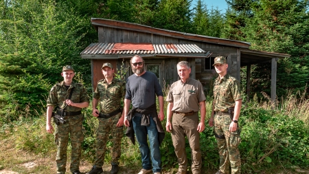 Leszek Lichota (Wiktor Rebrow) w towarzystwie straży granicznej przed Chatą Rebrowa, lipiec 2022 fot. Michał Woźny, Podkarpacka Komisja Filmowa