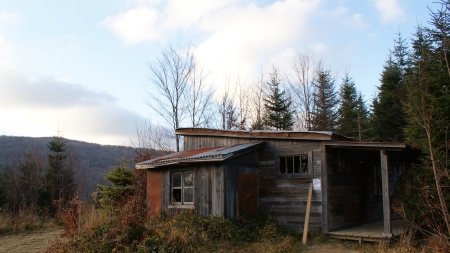 Chata Rebrowa z filmu Wataha, jesień 2021, fot. Anita Drąg-Rutkowska, Podkarpacka Komisja Filmowa