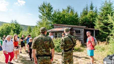 Uczestnicy Otwarcia Podkaprackiego Szlaku Filmowego w Bieszczadach przed Chatą Rebrowa, lipiec 2022 fot. Michał Woźny, Podkarpacka Komisja Filmowa