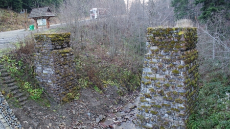 Tarnawa Niżna, filary dawnego mostu kolejki wąskotorowej, fot. Ilona Dusza Rzeszowska, Podkarpacka Komisja Filmowa