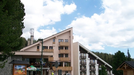 Štrbské pleso, Hotel FIS, autor: Ladislav Luppa, sk.wikipedia.org (RPIC Prešov)