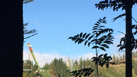 Štrbské pleso, skokanský mostík, autor: Dana Štulrajterová, Zdroj: Združenie cestovného ruchu Vysoké Tatry (RPIC Prešov)